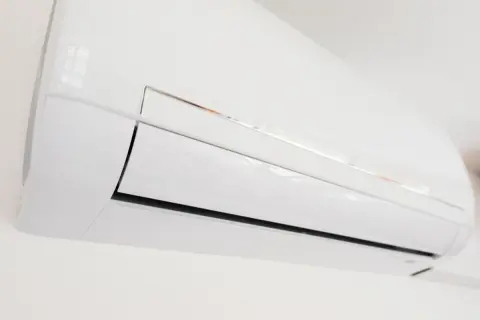 賃貸に備え付けのエアコンが古く、冷房の効きがかなり弱いです…。入居者からの申告で新品に交換してもらえることってありますか？