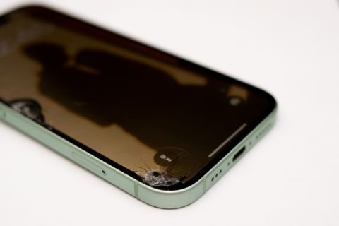 スマホの画面が割れたまま使っています。修理には「2万円以上」かかると言われましたが、新しく買い替えたほうが結果的に安いのでしょうか？