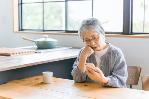 65歳の母が「月13万円」を“社会保険”に加入して働くそうです。「70歳までの5年間」で、年金額はどれくらい増えますか？ 年金を受け取りながら働くと“受給額が減る”こともあるでしょうか？