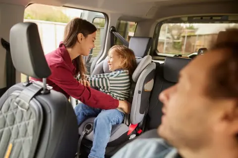子供を“チャイルドシートなし”で乗せたら「違反点数1点」に！ 「短距離」なのにダメなのでしょうか？罰金を取られることもある!?