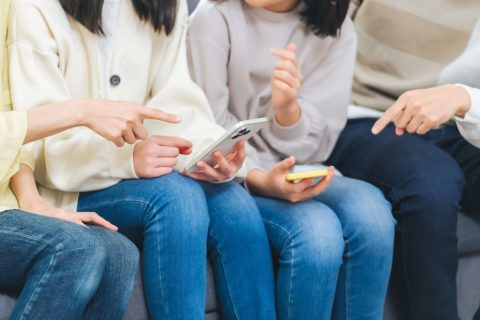 家族4人でスマホ代が「月2万円」かかっています。格安SIMにまとめれば、本当に「半額」くらいまで下げられるのでしょうか？