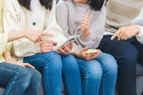 家族4人でスマホ代が「月2万円」かかっています。格安SIMにまとめれば、本当に「半額」くらいまで下げられるのでしょうか？
