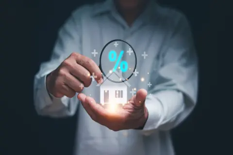 住宅ローンを組んで5年目です。最近、市場金利が上昇していると言われていますが、もし金利が1％上がったら毎月の返済額はどれくらい増えるのでしょうか？