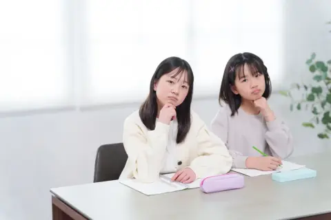 娘に「授業料無償なら私立に行きたい！」と言われ困惑…。授業料は以外にも、施設費や教材費などで“年間数十万円”の負担があると聞きました。「無償化＝タダ」ではない？「授業料」以外に家計を圧迫する“教育費”を解説！