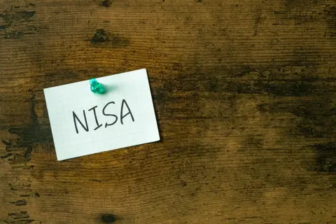 子ども2人の教育費と住宅ローンで、NISAは毎月「1万円」だけ…。同僚からは「それなら貯金するのと変わらない」と言われたのですが、やはり少額では意味がないのでしょうか？
