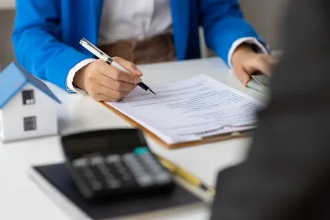 初めての一人暮らしで部屋を借りようとしたら、保証会社の利用料「3万円」が必要と言われました。親が「連帯保証人」になる場合でも、払わないといけないんでしょうか？
