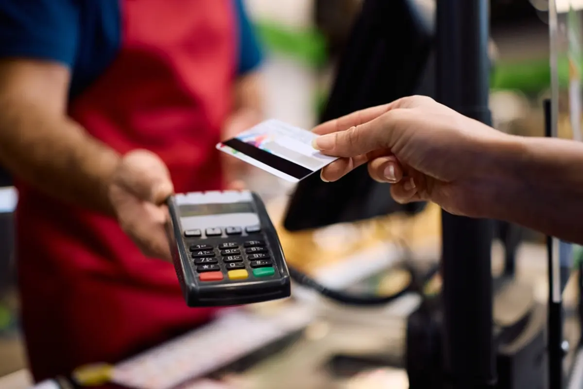 旅行先で偶然立ち寄った個人店で「カード払いは手数料分を上乗せします」と言われました。現金より高く請求されるのは問題ないのでしょうか…？