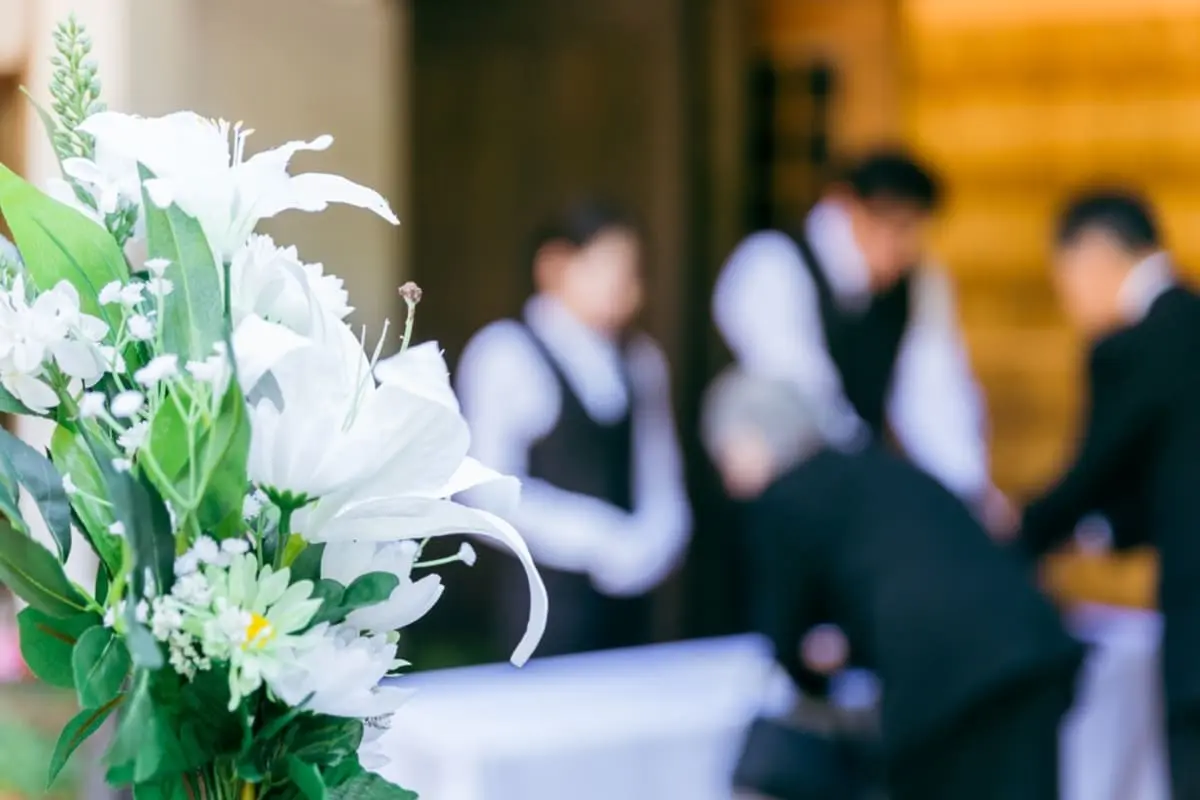 離婚した元夫が亡くなったと聞きました。私は再婚しておらず、生活費の一部を元夫に頼っていたのですが、「遺族年金」を受け取れる可能性はあるのでしょうか？