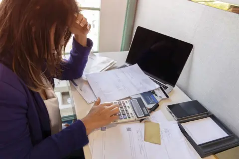 新築戸建てに引っ越したら、「町内会費」に加えて“防犯灯代”や“清掃費”の請求が！さすがに年間「2万円」は高すぎないでしょうか…？