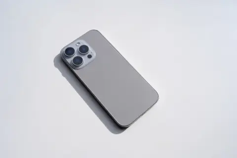 【実録】帰宅中「スマホの落とし物」を発見！「お礼は1割」らしいけど“13万円のiPhone”なら、謝礼に「1万3000円」受け取れる？ 意外と難しい“報労金の決め方”とは