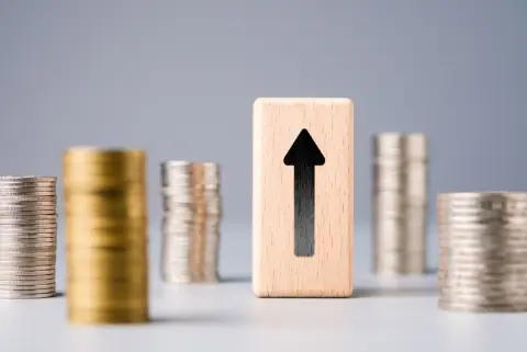 転職時に「200万」の“サインオンボーナス”をもらい「年収900万円」にアップ！しかし妻は“児童手当”と“保育料”を心配しています。年収が上がったことで損することはあるのでしょうか？