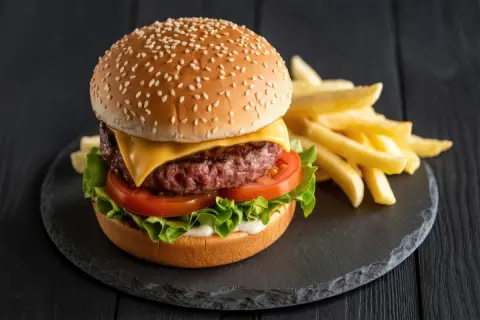 金券ショップでマクドナルドの株主優待券が「1枚750円」で売られているのを見かけました。株主ではなくても使えるなら、株を買うよりお得なのでしょうか？