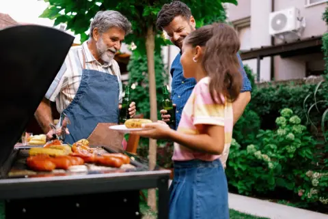 「サービスエリア」で“車中泊”や“BBQ”をしている人を発見！思わず二度見したのですが、このような行為に罰金は科されないのでしょうか？罰金が科される場合、いくらになるのでしょうか？