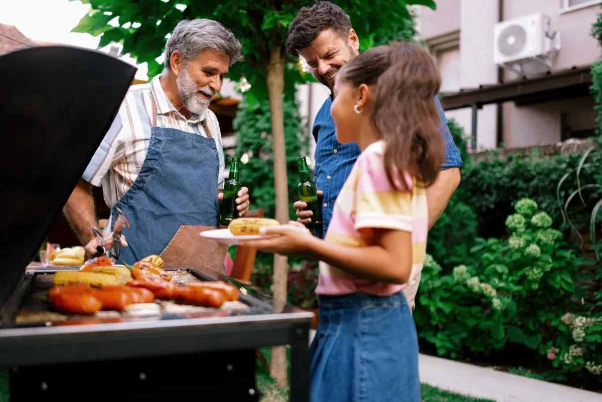 「サービスエリア」で“車中泊”や“BBQ”をしている人を発見！思わず二度見したのですが、このような行為に罰金は科されないのでしょうか？罰金が科される場合、いくらになるのでしょうか？
