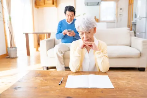 一人暮らしの母の「ねんきん定期便」を見たら、年間「120万円」しか受け取れないようで心配…。本人は「節約すれば何とかなる」と言いますが、本当に年金だけで生活できるのでしょうか？