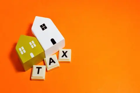 相続した古い実家を取り壊そうとしたところ、「更地にすると固定資産税が6倍になる」と聞いて迷っています…。空き家のまま放置するのもリスクがあるはずですが、解体するとかえって損になるのでしょうか？