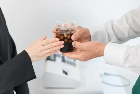 社会人の娘が、毎朝スタバで「500円」のコーヒーを買ってから出勤しているそうです。本人は「仕事前の楽しみ」と言いますが、家で淹れればもっと安く済むはず…。年間ではいくら差が出るのでしょうか？