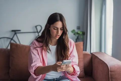 亡くなった父のスマホから「ネット銀行に300万円」あることが判明！ でもIDもパスワードも不明…。勝手に操作もできないし、このままだと全額「銀行のもの」になってしまうのでしょうか？