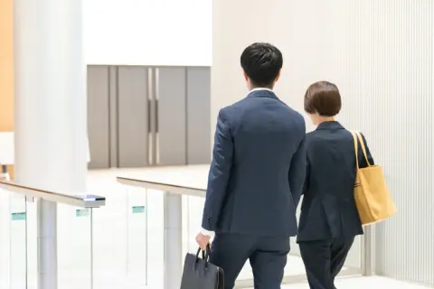 娘の結婚相手は年収「400万円」だそうです。本人たちは「将来はマイホームを建てて、子ども2人を育てたい」と前向きですが、親としては正直不安…共働きなら生活は成り立つのでしょうか？