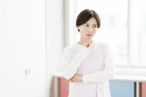 年収350万円の保育士です。仕事は好きですが、昇給が少なく将来が不安です。資格を生かして年収アップを目指すなら、どんな働き方があるのでしょうか？
