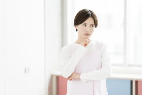 年収350万円の保育士です。仕事は好きですが、昇給が少なく将来が不安です。資格を生かして年収アップを目指すなら、どんな働き方があるのでしょうか？