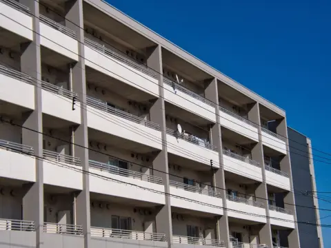 子どもが就職して「公営住宅」の“収入基準”をオーバー！収入超過者と認定されると家賃が2倍になることも？ 同居を続けるか、独立してもらうかで迷います。公営住宅のルールを確認！