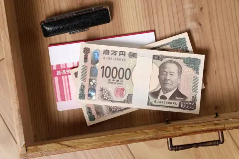 生活保護を受けている母が「銀行に預けると保護を止められる」と言い、現金「30万円」を自宅で保管しています。節約して貯めたお金でも、生活保護中に貯金してはいけないのでしょうか？