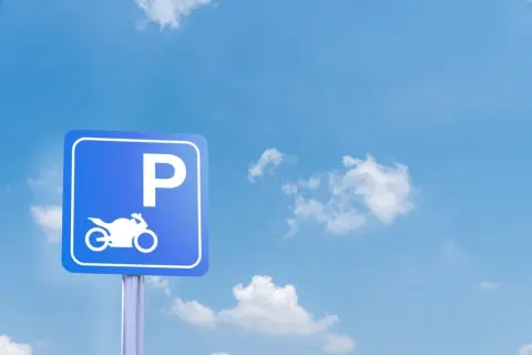 「二輪専用スペースが少ない」「四輪車用だと料金が高い…」バイク乗りを困らせる駐車場問題。空きスペースに止めると駐車違反になることも？