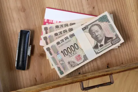 へそくりとして貯めたタンス預金「150万円」を夫に内緒で持っています。銀行口座に入れたら、税金がかかる可能性はありますか？