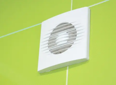 カビ対策でお風呂の「換気扇」を“24時間つけっぱなし”にしています。同居している義母に「電気代がもったいない」と言われましたが、1ヶ月でいくらくらいかかってるのでしょうか？
