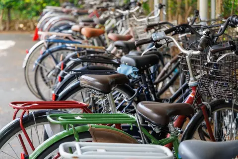 ママ友が買い物中「もうすぐ2時間だから」と、駐輪場へ行き「自転車を出庫→また駐輪」しててビックリ！ 私は「200円くらい払えばいいのに」と思いましたが、ルール的に問題ないのでしょうか…？