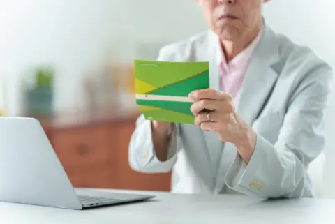 地元の「シルバー人材センター」に登録した66歳の父。“月6万円”の配分金から「住民税」や「社会保険料」は引かれるのでしょうか？
