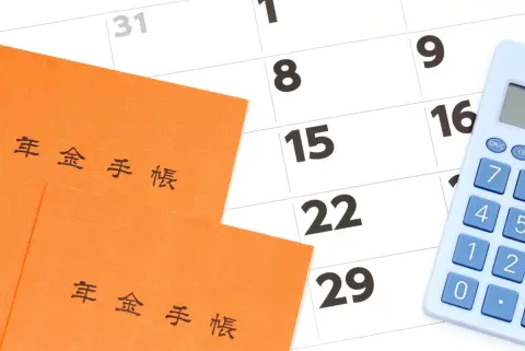 70代の両親は夫婦で「月21万円」の年金を受給していますが、毎年「50万円」ほど貯蓄を取り崩しているそうです。実際、年金収入だけで生活できる人はどれくらいいるのでしょうか？