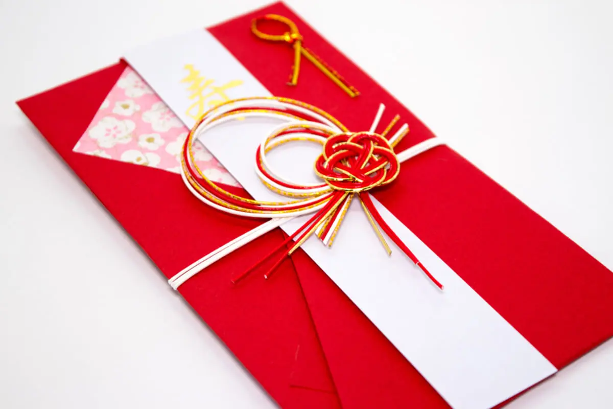 結婚式に「夫婦+子ども2人」で招待された！ ご祝儀「5万円」の予定ですが“子どもの食事”も用意してくれるそうです。この金額はマナー違反ですか？「子どもの分の目安」を確認