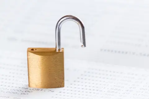 親が「認知症」になり“銀行口座”が凍結されて預金が引き出せず困っています。 親の介護費を払いたいのに「家族でもダメ」と言われました。何か対策はあるのでしょうか？