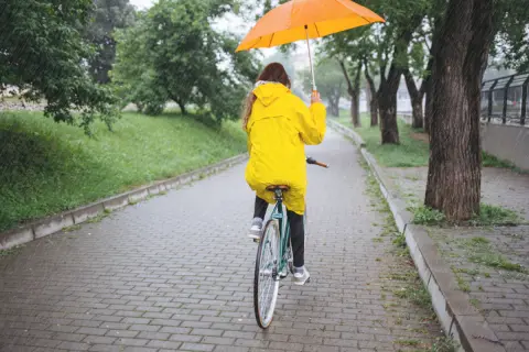 自転車で傘をさして走ったら、ママ友に“危ないし罰金になるかも”と注意を受けました。雨の日でも片手運転は違反なのでしょうか？