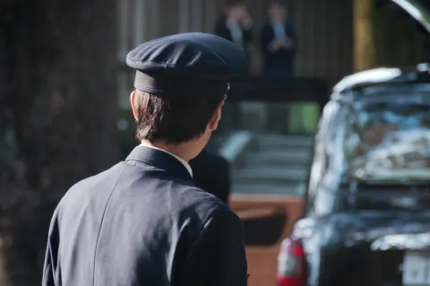 65歳で定年退職した父が「タクシー運転手で年収400万円を稼ぐ」と張り切っています。年金をもらいながら働くと“損”をする場合があると聞きましたが、本当でしょうか？ 子どもとしては体力面も心配です…。