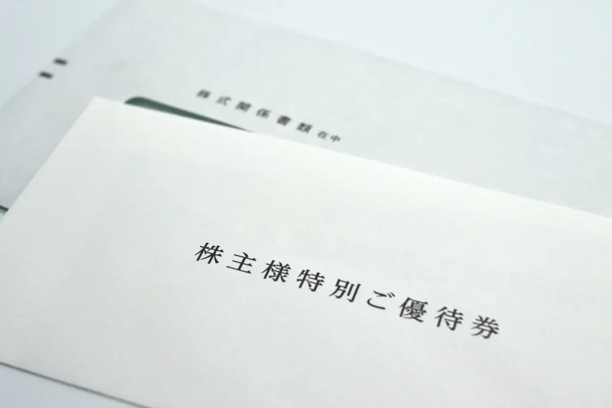 新幹線で帰省するたび、家族で「10万円」以上の出費がキツい！ 片道「50％割引」になる株主優待があると聞きましたが、本当なのでしょうか？ 交通費を抑えたい人向けの「鉄道銘柄6選」を紹介