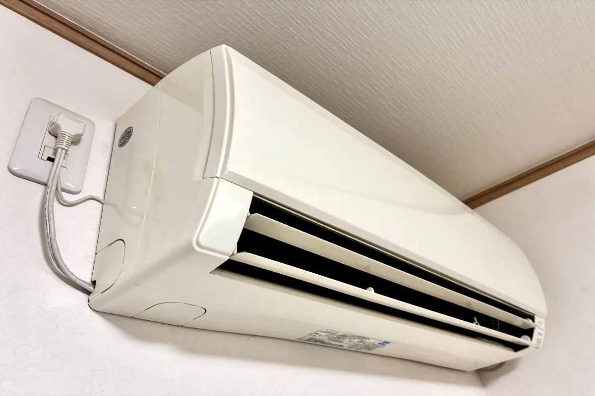 実家では電気代節約のため、エアコンを常に「弱運転」にしています。部屋がなかなか涼しくならず、親も「暑いけど我慢する」と言っていますが、本当に節約になっているのでしょうか…？
