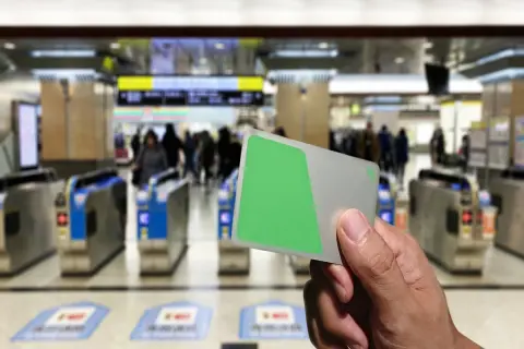 電車で移動中、ICカードの残高不足でうっかり「乗り越し精算」が発生！ 手持ちの現金がない場合、「無賃乗車」扱いになってしまうのでしょうか…？ 対処方法を解説