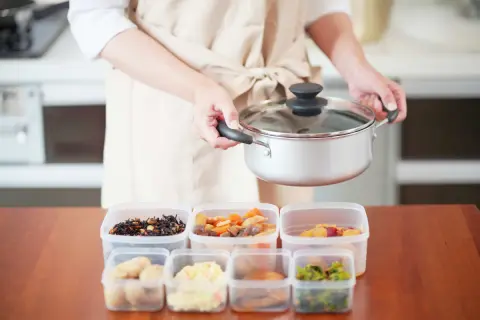 【外食vs自炊】休日にまとめて作り置きすれば節約できると聞きましたが、せっかくの休みが料理だけで終わります…。「外食で時間を買う」ほうが賢い選択ですか？