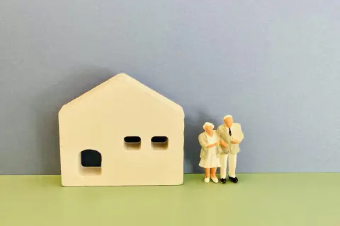 「貯金2000万円を達成する」vs「元気なうちにお金を使う」40代夫婦では、どちらを優先すべき？ 後悔が少ないお金の使い方とは？