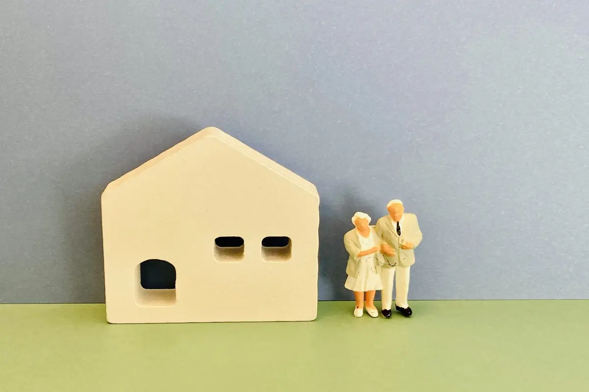 「貯金2000万円を達成する」vs「元気なうちにお金を使う」40代夫婦では、どちらを優先すべき？ 後悔が少ないお金の使い方とは？