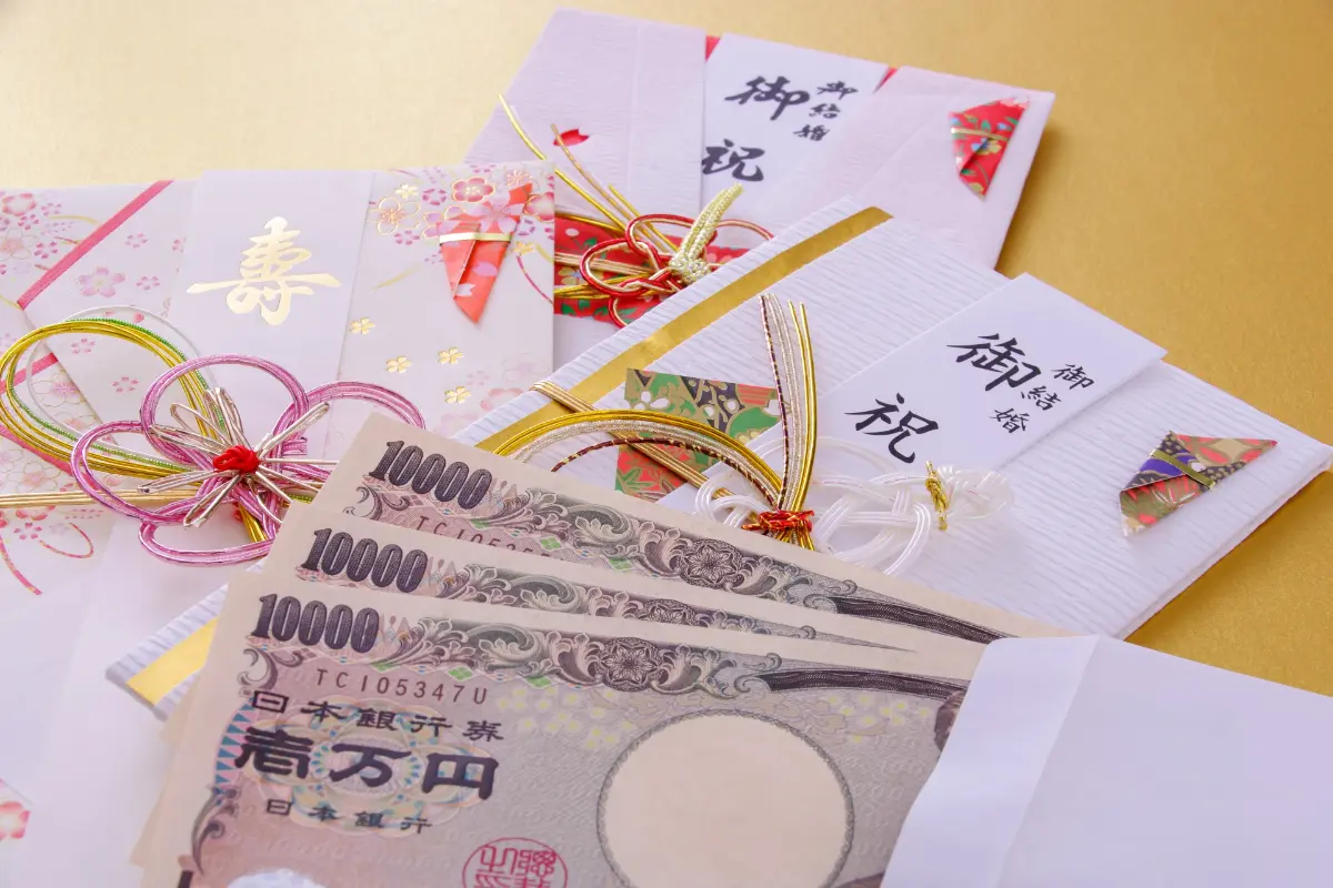 社会人1年目で「手取り20万円・貯金なし」なので、友人の結婚式に「ご祝儀2万円」で参加したいです。親は“少なくて非常識”と言いますが、新社会人なら仕方ないですよね？ 相場とマナーを確認