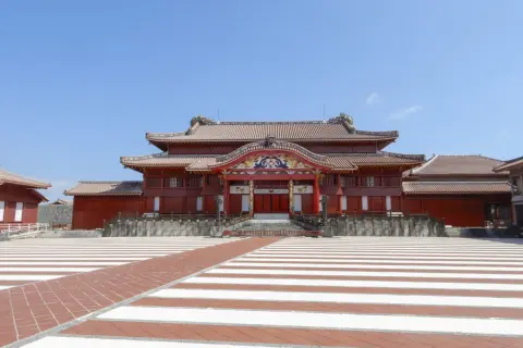 同じホテルなのに夏だけでこんなに違う!?家族4人の沖縄旅行で損をしない時期選びランキング