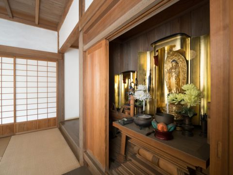 相続した実家を売りたいのですが、家の中に仏壇や大量の荷物が残っています。処分してからでないと売却できないのでしょうか？