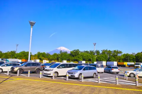 夫婦で大阪から「東京ディズニーリゾート」へ旅行予定！「新幹線＋ホテル」なら“約10万円”ですが、夫は「車でSAに泊まれば7万円」と言います。本当にそこまで節約できるでしょうか？