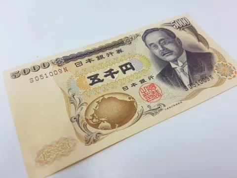 新渡戸稲造の5000円札が財布から出てきました。若い店員さんに「これ偽札ですか？」と疑われたのですが、今でもお店で使えますよね？