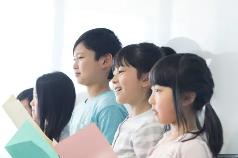小学生の息子の同級生はみんな習い事を「2つ以上」しているらしく、「僕だけ1つ」と落ち込んでいます…。年収「450万円」では限界なのですが、他の家庭はもっと教育費に余裕があるのでしょうか？