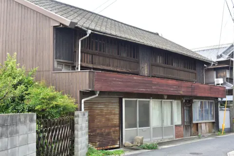 築40年以上の実家を売却予定です。不動産会社から「古家付き土地」として売る方法を提案されましたが、更地にする場合とどちらが売れやすいのでしょうか？